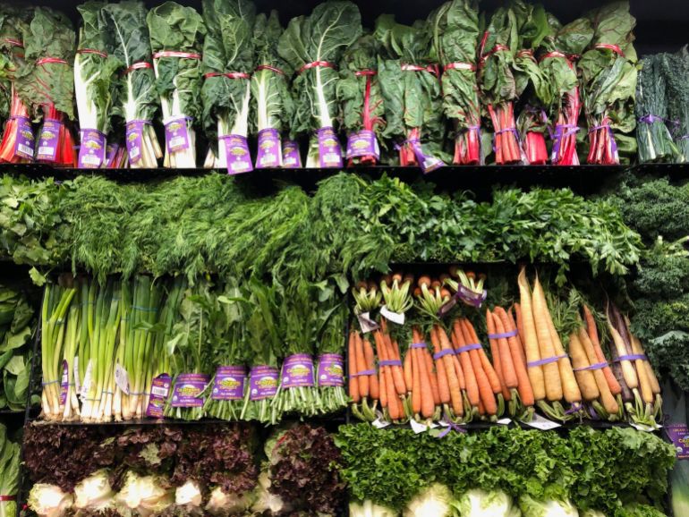 khdrwat-wrqyt-1781122563 Vibrant assortment of fresh organic vegetables displayed at a Queens market.