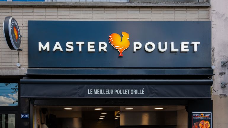 master-poulet-2-1780306373 Paris, France - 9 mai 2026 : Signes et logo à l'entrée d'un restaurant Master Poulet. Master Poulet est une chaîne de restauration rapide abordable spécialisée dans le poulet grillé