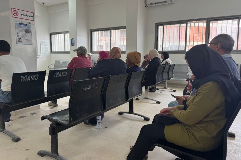 تبرز فئة كبار السن بشكل كبير في صناديق الرعاية الصحية للحصول على جرايات او تسوية ملفات صحية ( المصدر _ خاص الجزيرة )