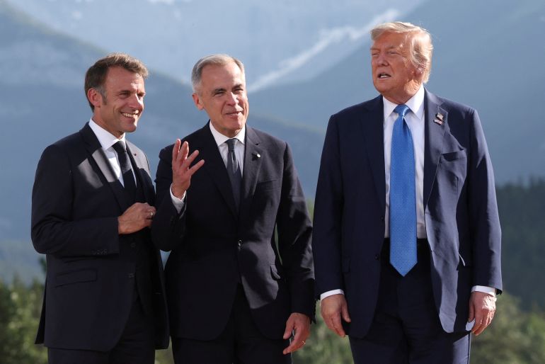 pic-98795-1769026390 French President Emmanuel Macron, Canada's Prime Minister Mark Carney and U.S. President Donald Trump attend a family photo session during the G7 Summit, in Kananaskis, Alberta, Canada, June 16, 2025. REUTERS/Suzanne Plunkett/Pool
