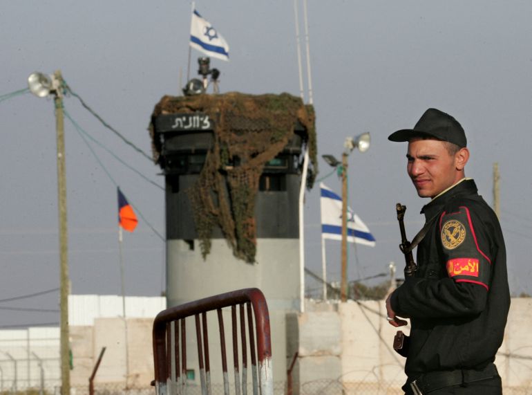 محور صلاح الدين An Egyptian border policeman stands to guard close to Israeli tower guarding the Karem Shalom gate leading to Israel from the Philadelphi corridor, a buffer zone that separates Egypt from Israel and the Palestinian Gaza Strip. Israeli armed forces used to control the area but were replaced since November 2005 by Egyptian and UN BAM forces. AFP PHOTO/CRIS BOURONCLE (Photo by CRIS BOURONCLE / AFP)
