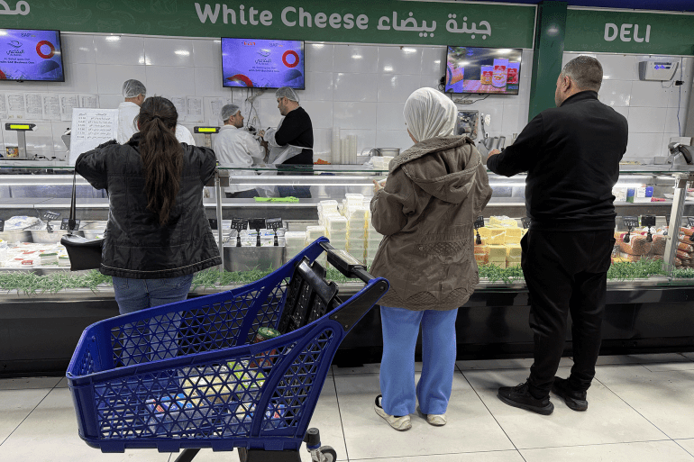 pic-99811-1773443886 أسواق لبنان تواجه الغلاء والقلق من نقص الإمدادات خلال الحرب الأسعار ترتفع والعائلات تخزن الاحتياجات الأساسية يعتمد لبنان على الاستيراد لأكثر من 80٪ من احتياجاته الغذائية غياب الرقابة المحلية تسبب بارتفاع الأسعار 40٪ مع خطر أزمة تموين قصيرة الأمد
