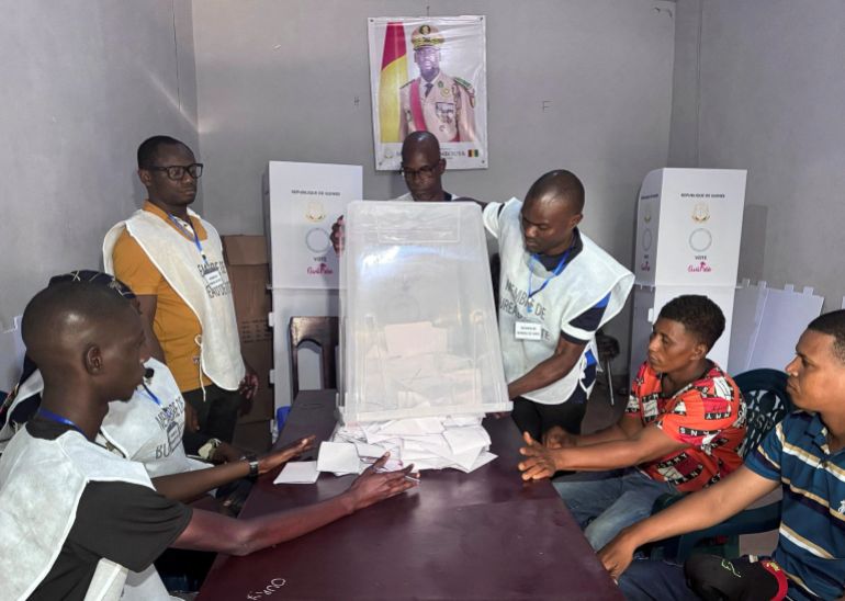 reuters_68d4fca8-1758788776 Election officials count ballot papers in a referendum on a new Guinean constitution that could permit coup leader Mamady Doumbouya, who seized power in 2021, to run for president, in Conakry, Guinea September 21, 2025. REUTERS/Souleymane Camara BEST QUALITY AVAILABLE