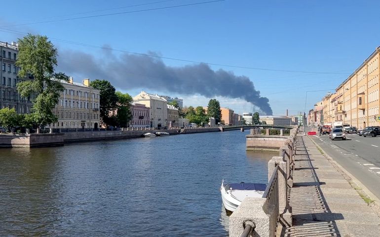 Heavy smoke billows after drones hit infrastructure in several districts of St. Petersburg, according to the governor Alexander Beglov, in St Petersburg, Russia June 3, 2026, in this screengrab from a video. REUTERS/Stringer TPX IMAGES OF THE DAY