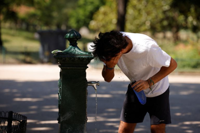 reuters_6a36b8e8-1781971176-1 A person cools off from a water fountain in the Parc Monceau as temperatures rise in Paris during a second heatwave affecting a large part of France, June 19, 2026. REUTERS/Alice Sacco