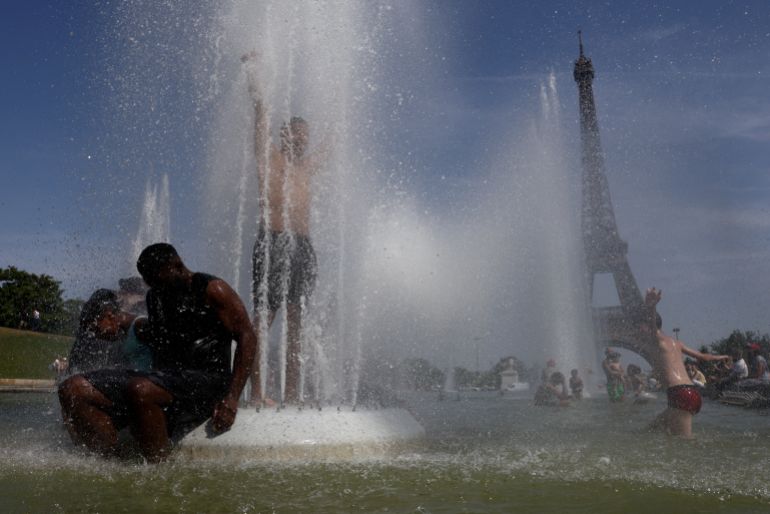 People cool off in the Trocadero Fountains by the Eiffel Tower during high temperatures amid a heatwave in Paris, France, June 27, 2026. REUTERS/Tom Nicholson TPX IMAGES OF THE DAY
