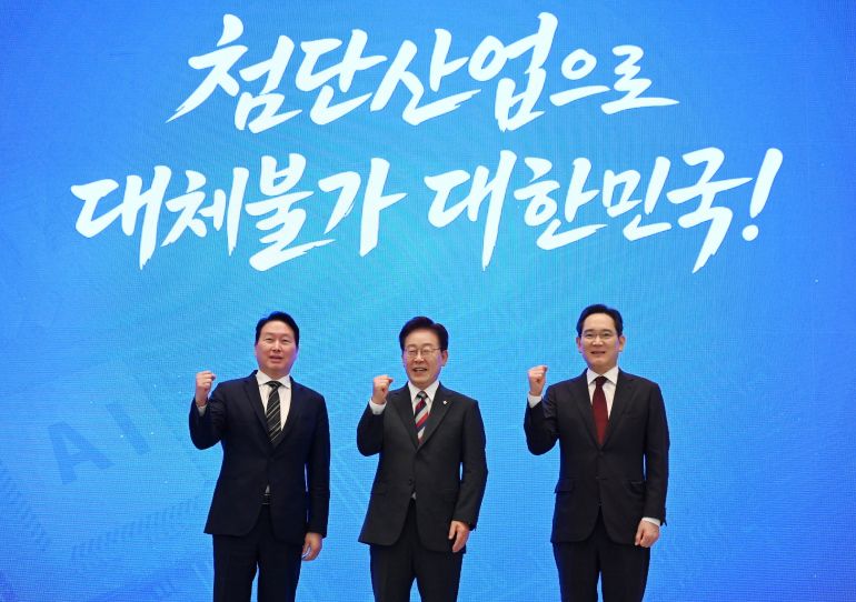 South Korean President Lee Jae Myung, Samsung Electronics Chairman Lee Jae-yong, and SK Group Chairman Chey Tae-won attend a briefing announcing the government's three mega projects at Yeongbingwan, the Blue House, in Seoul, South Korea, June 29, 2026. Kim Min-Hee/Kyodonews/Pool via REUTERS