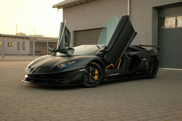 لامبورغيني Aventador.. قوة الكربون بتصميم هجومي