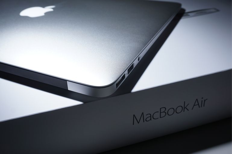 shutterstock_1217486107-1780998814 Taiwan/Taichung- 30.10.18 : Apple computer laptop MacBook Air close up Box cardboard.
