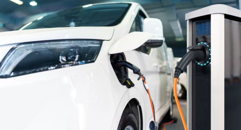 shutterstock_2757432509-1781085058 Electric delivery van with electric vehicle charging station