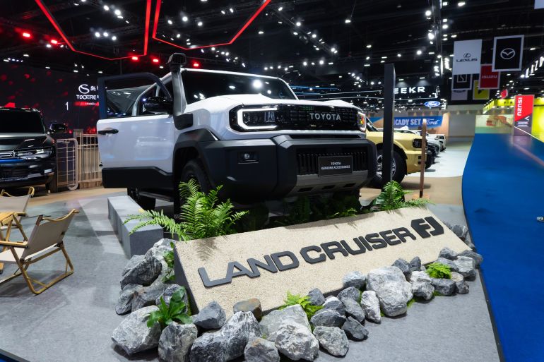 shutterstock_2762067241-1780834260 Bangkok Thaiföld, 2026. március 22. Autó Új modell, Toyota toyota land cruiser fj Retro Boxy SUV, 2TR-FE motor, Off road
