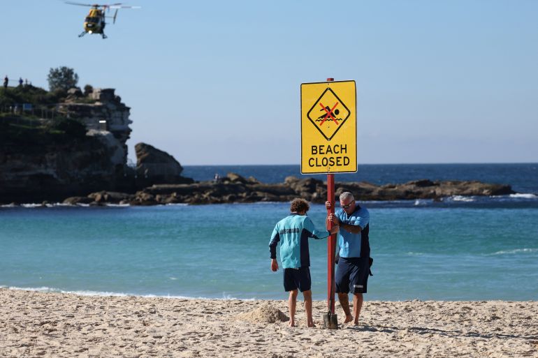 sshysb-1781330581 Lifeguards erect a sign that says "Beach Closed" following a shark attack at Coogee Beach in Sydney, Australia, June 13, 2026. REUTERS/Hollie Adams