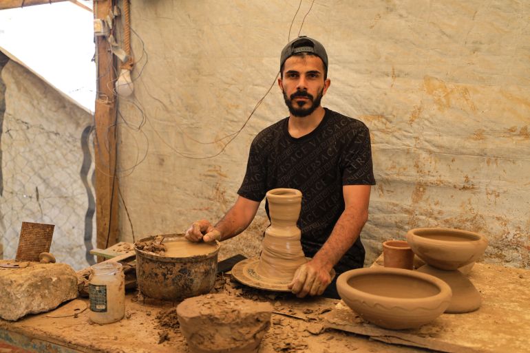 1-1783256362 صورة رقم (1) فلسطين- غزة- وسط قطاع غزة- الزوايدة-شارع ترنس البابا 22/06/2026 إسراء الرّملي- خاص الجزيرة نت- جعفر عطالله- صاحب مشروع بناء غرف الطين في قطاع غزة.