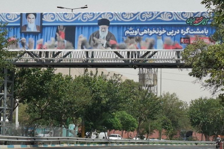لافتة تطالب بالثأر لدماء خامنئي عشية تشييعه بطهران