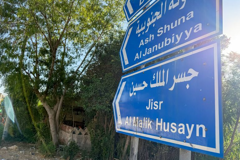 لوحة ارشادية على طريق الشونة باتجاه جسر الملك حسين