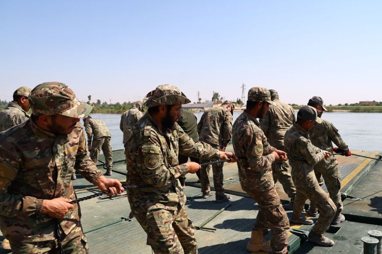 باشرت إدارة الهندسة العسكرية في الجيش العربي السوري، بالتعاون مع الجيش التركي، تنفيذ أعمال إنشاء الجسر الحربي العائم المصدر وزارة الدفاع السورية على اكس @Sy_Defense