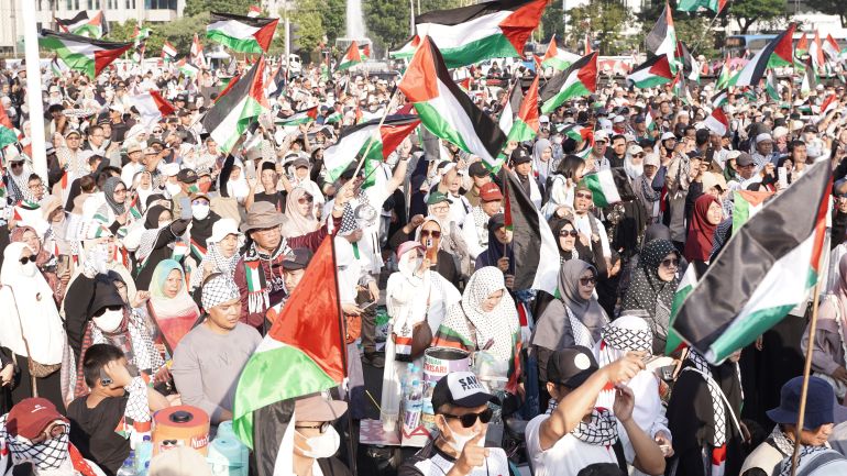 وقفة احتجاجية في جاكرتا ضد الاقتحامات التي شهدتها مدن الضفة الغربية وواقع الفلسطينيين الصعب في غزة واقتحامات المستوطنين للمسجد الأقصى ومساعي تهويده.