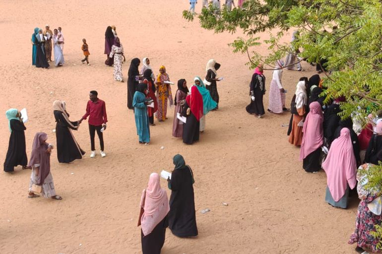 طلاب يتجمعون في باحة المقر المؤقت لجامعة الجنينة بمدينة أدري التشادية