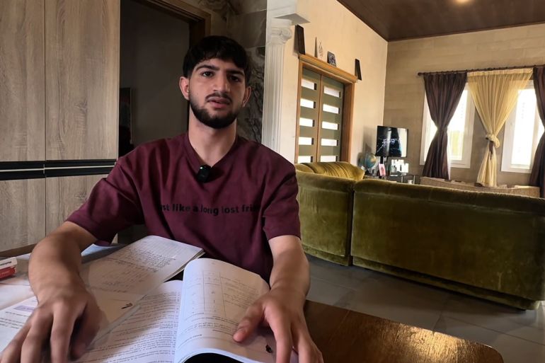 26-1784456150 آدم – طالب ثانوية عامة قررت الحكومة اللبنانية إلغاء الامتحانات الرسمية لشهادتي الثانوية العامة والبكالوريا الفنية بسبب الأوضاع الأمنية الاستثنائية