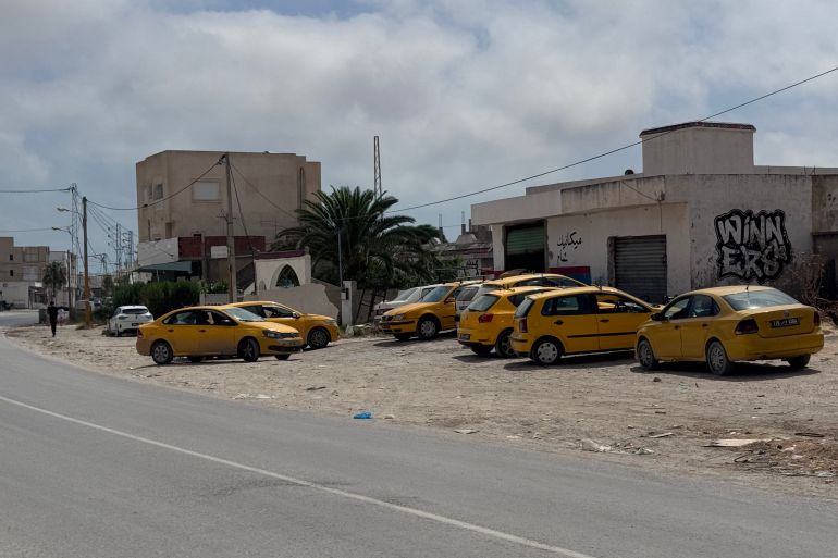 2616516-1783939228 بعض اصحاب سيارات التاكسي استفادوا من الإضراب للقيام بعمليات الصيانة الدورية ( خاص الجزيرة )