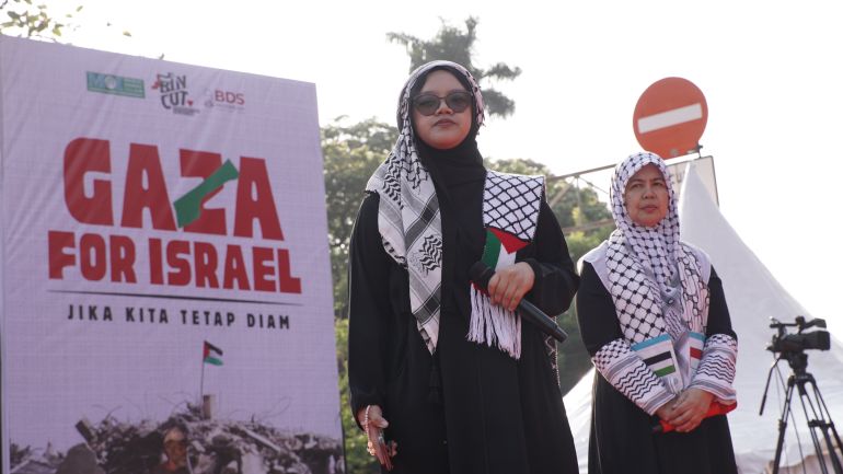 وقفة احتجاجية في جاكرتا ضد الاقتحامات التي شهدتها مدن الضفة الغربية وواقع الفلسطينيين الصعب في غزة واقتحامات المستوطنين للمسجد الأقصى ومساعي تهويده.