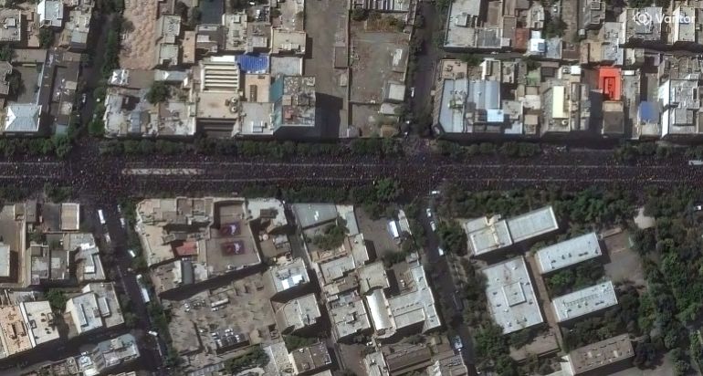 3-1783404761 صور أقمار صناعية تظهر مشيعين على طول شارع انقلاب بطهران في 06 يوليو/تموز الجاري (فانتور).