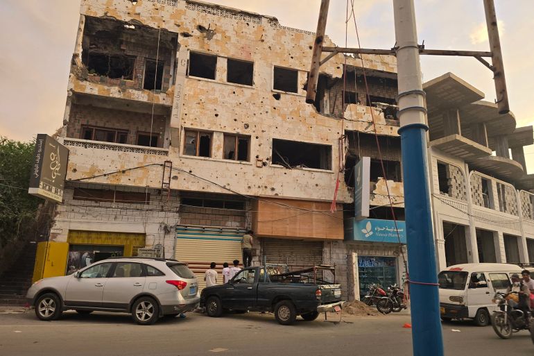 43-1785062323 حتى في المناطق الآمنة من تعز، لا تزال هناك منازل متضررة، في ظل بطء وتيرة إعادة الإعمار في المدينة اليمنية.