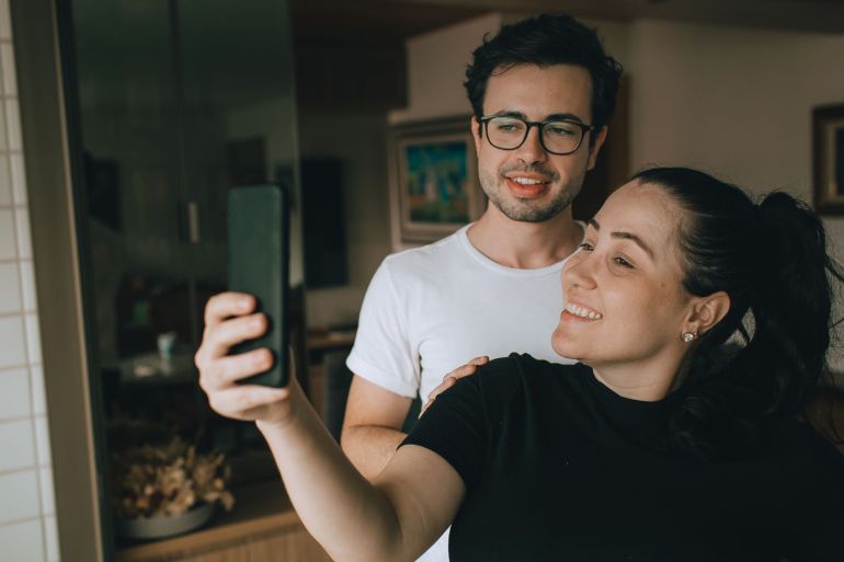 معظم الوجوه ليست متماثلة تماما بين الجانبين، لذلك تبدو الصورة التي تلتقطها الكاميرا مختلفة عن الصورة المعكوسة