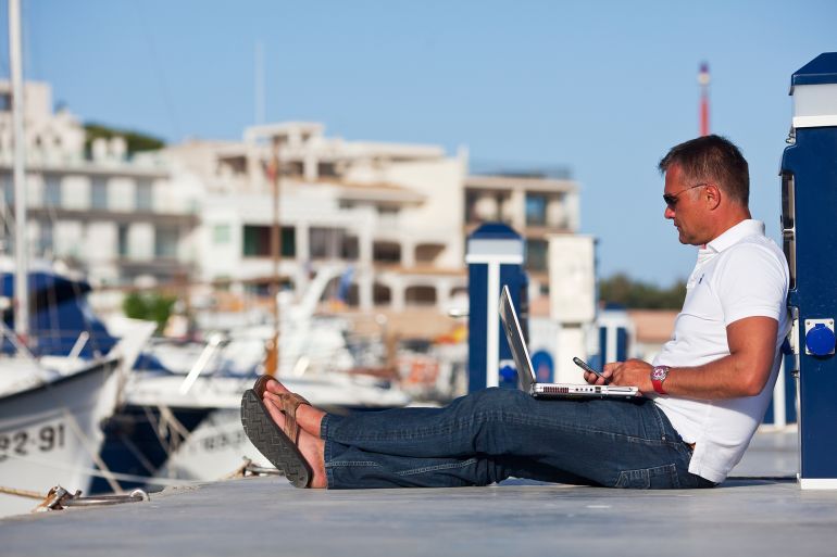 ساهمت تأشيرة العمل عن بُعد، المعروفة باسم "تأشيرة الرحالة الرقمي"، في تعزيز قدرة إسبانيا على جذب المهاجرين