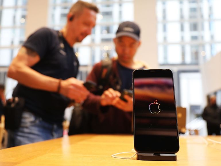 470ee5dc-61e9-4c47-a7c1-98148f0dd579 NEW YORK, NY - SEPTEMBER 21: People purchase the new iPhone XS and XS Max at the Apple store in Midtown Manhattan on September 21, 2018 in New York City. The two new phones, which feature longer battery life and faster processors, went on sale Friday. Apple recently hit a market cap of $1 trillion, making it the first publicly traded U.S. company to reach $1 trillion. Spencer Platt/Getty Images/AFP== FOR NEWSPAPERS, INTERNET, TELCOS & TELEVISION USE ONLY ==