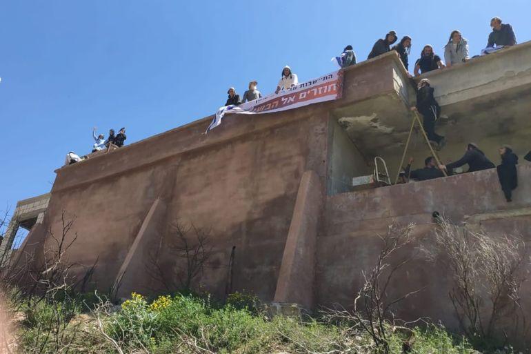 5467ty-1776876496 مجموعة من اليهود ينتمون لما يسمى "رواد باشان" تسللوا إلى قرية حضر السوري @وكالة شهاب للأنباء