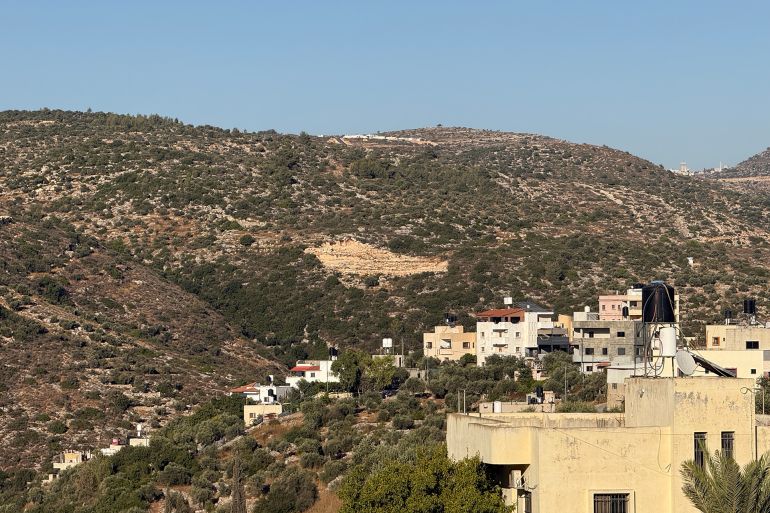 صورة مقربة للبؤرة الاستيطانية عوز تسور المقامة على مرتفع إستراتيجي غرب مدينة رام الله
