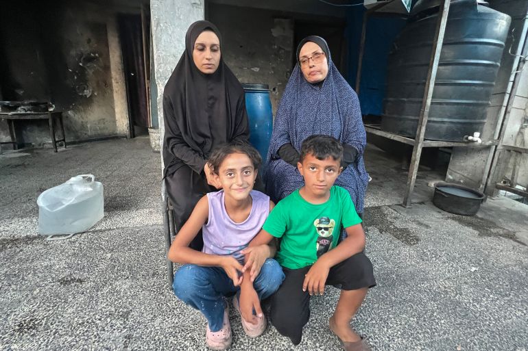 سهير الطويل وابنتها نور الحديدي، أرملتان جمعتهما الحرب في مأساة واحدة؛ فقدت الأم زوجها، وفقدت الابنة والدها وزوجها، لتواجها معا أعباء الفقد والنزوح والحياة دون سند