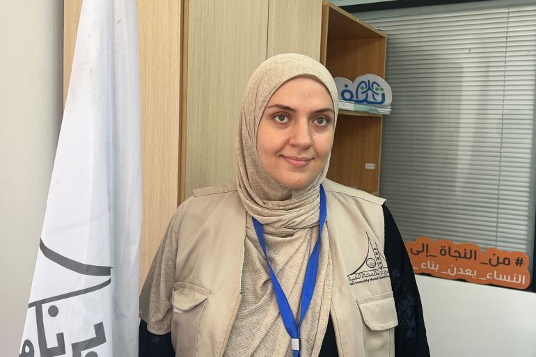 نور حسان، طبيبة نفسية (ومديرة مركز غزة المجتمعي التابع لبرنامج غزة للصحة النفسية) تتابع آثار الحرب على الأرامل، ترى أن الحزن المؤجل تحت ضغط البقاء اليومي يتحول لاحقا إلى اضطرابات نفسية وجسدية، محذرة من تداعيات إهمال الدعم النفسي