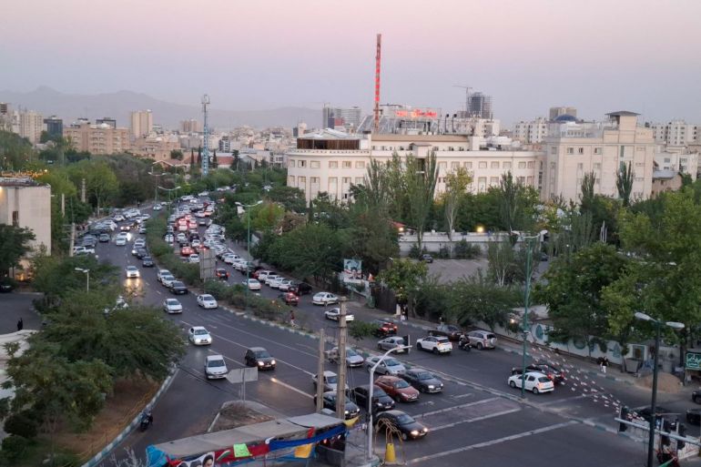 حركة المرور تبدو طبيعية في العديد من شوارع طهران في حين شهدت الشوارع الرئيسية أزمات مرورية خانقة