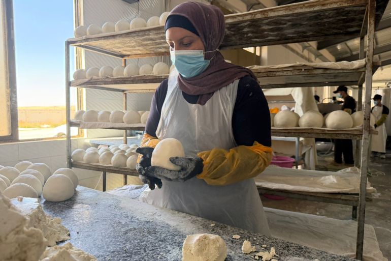 6-1783148216 سيدات المجتمع المحلي يساهمن في صناعة الجميد