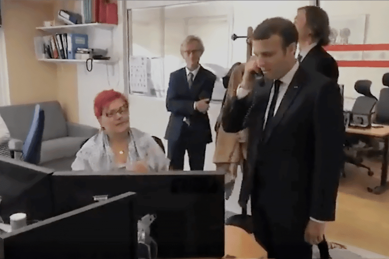 ماكرون يرد على بدالة التليفون في قصر الأليزيه المصدر: موقع فرانس إنفو https://www.franceinfo.fr/politique/emmanuel-macron/video-quand-macron-repond-en-personne-au-standard-telephonique-de-l-elysee_2229745.html