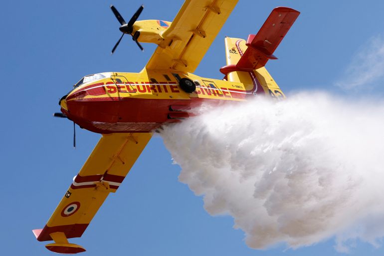 65-1785068010 A Canadair CL-415 aircraft drops water during the presentation of the 2023 plan to fight against wildfires, at Nimes-Garons airbase, France, April 25, 2023. REUTERS/Christian Hartmann