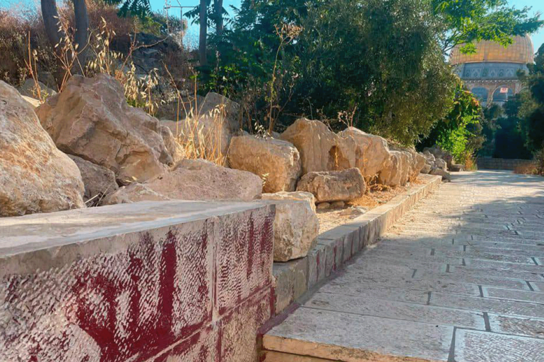6546-1784735000 مستوطنون يرسمون "شعار المخلص" التهويدي على حجارة الساحة الشرقية في المسجد الأقصى (الصحافة الفلسطينية) https://t.me/ShehabTelegram/707068