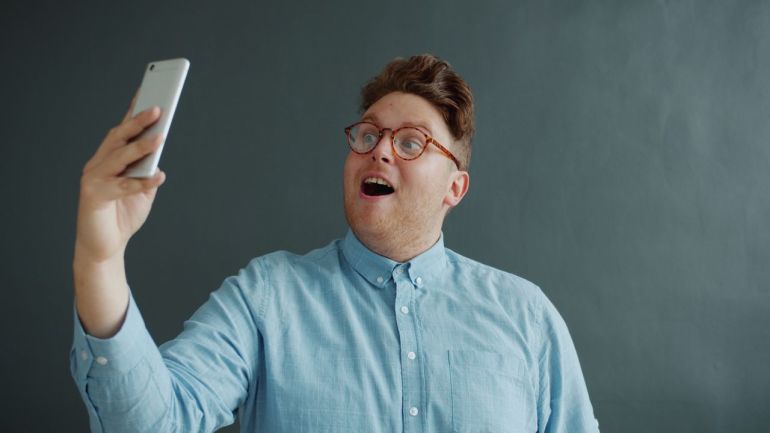 قد يبدو الوجه في صور السيلفي مختلفا عما نراه في المرآة، وهو ما يصفه البعض بـ"وهم الكاميرا"