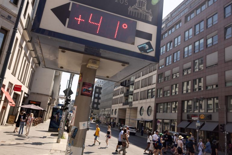 6896uy-1782743805-1 A display in Berlin's Mitte district shows a temperature of 41 degrees Celsius (106 degrees Fahrenheit) during the ongoing heatwave in Berlin, Germany, June 27, 2026. REUTERS/Axel Schmidt