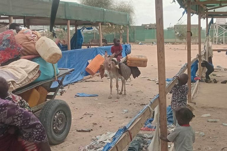 6967-1783415572 مشهد من استمرار النزوح من قري امبرو الي مخيمات شرق تشاد