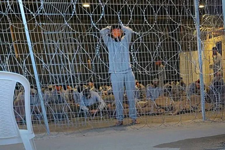 698260_0-1726256263 فلسطينيون معتقلون في قاعدة "سدي تيمان" العسكرية الإسرائيلية سيئة السمعة