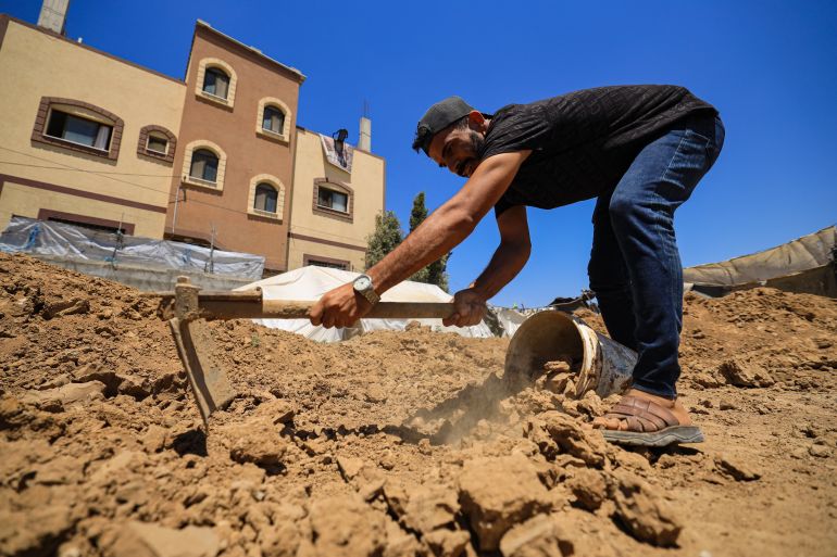 7-1783256375 صورة رقم (7) فلسطين- غزة- وسط قطاع غزة- الزوايدة-شارع ترنس البابا 22/06/2026 إسراء الرّملي- خاص الجزيرة نت- تبدأ الصناعة بتجميع الطينة ونقلها إلى الورشة، ثم تنقيتها ونقعها بالماء حتى تصبح جاهزة للعجن والتشكيل.