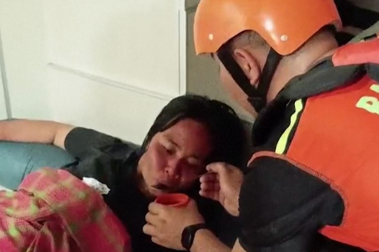 7-1784442811 Images shared by Indonesia's Search and Rescue Agency show five survivors from a passenger boat that sank off eastern Indonesia, including a seven-year-old girl, being rescued after floating at sea for three days. The vessel, which was carrying more than 70 people, sank as it sailed near Selayar, a small island south of the larger Sulawesi. IMAGES AND SOUNDBITES