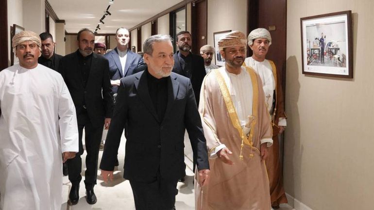 7686-1783785592 وزير الخارجية الإيراني عباس عراقجي (وسط) مع نظيره العُماني بدر البوسعيدي (يمين) في مسقط