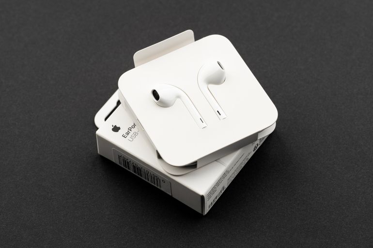 7jhg-1773497961 Dnipro, UKRAINE 29.04.2025: Apple earpods in original case isolated on white background. New wired headphones Apple EarPods new device Apple Computers unpacking from packaging. iPhone Apple Earpods