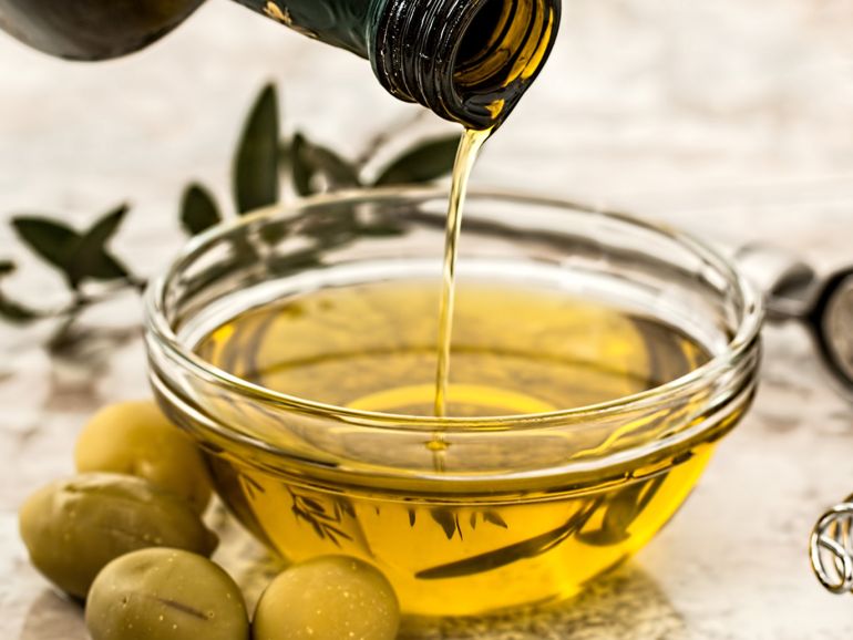 يعد قلي الطعام بزيت الزيتون البكر خطأ فادحا. فبمجرد أن يسخن الزيت ويصل إلى درجة حرارة عالية، سيتصاعد منه دخان، ما سيؤثر على طعم طبقك ويجعله غير صحي.