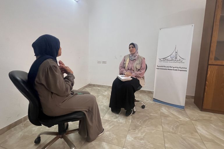 خلال جلسة دعم نفسي، تستمع الأخصائية كارولين الكردي إلى إحدى الأرامل في غزة، في محاولة لمساعدتها على التعامل مع آثار الفقد والصدمة النفسية التي خلفتها الحرب