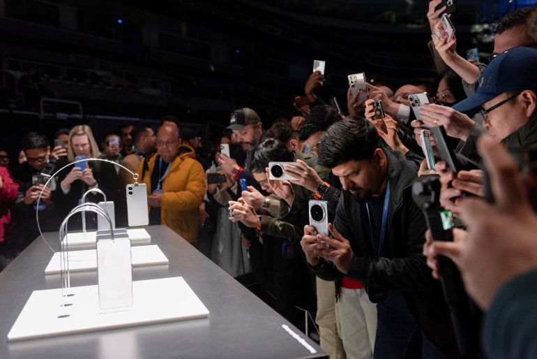 a2-1783770438 People take pictures of the Galaxy S25 Edge smartphone during the Samsung Galaxy Unpacked 2025 winter event in San Jose, California, U.S., January 22, 2025. REUTERS/Laure Andrillon